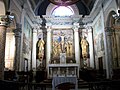 Le Chœur avec un retable en semi-relief représentant la crucifixion de Jésus. De chaque côté, une statue, à gauche, saint Laurent de Rome, à droite, saint Sixte II (le 24e pape de 257 à 258)