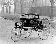 ベンツ・パテント・モトールヴァーゲン（1885年）。内燃機関で走る世界初の自動車。