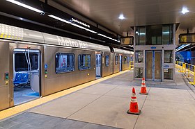 La station Grand Av Arts/Bunker Hill pendant les essais du matériel roulant.