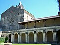 La cour intérieure côté est - derrière l'église Saint-Pierre