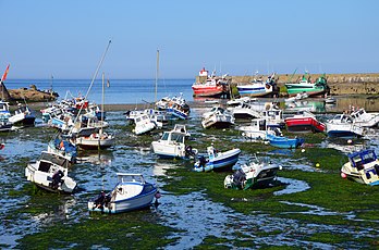 Bateaux échoués à marée basse dans le port de Barfleur (département de la Manche, Basse-Normandie). (définition réelle 4 928 × 3 264)