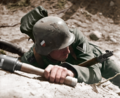 Obergefreiter der Wehrmacht mit einer Nebelhandgranate 39.