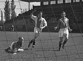 Piet Burgers (in het midden) in mei 1955