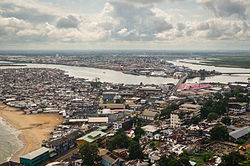 Links im Bild die Halbinsel West Point in Monrovia. Im Vordergrund der United Nations Drive, der mit einer Brücke über den Mesurado River in den Stadtteil Clara Town auf Bushrod Island führt. (Juli 2013)