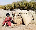 Mwenyeji wa Turkmenistan akipanda ngamia yake mnamo 1905–1915