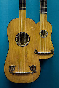 Guitare à double manche du luthier français Alexandre Voboam, Paris, 1690. (définition réelle 2 912 × 4 368)