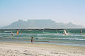 A montanha da Mesa e a Cidade do Cabo vistas a partir da praia de Bloubergstrand.