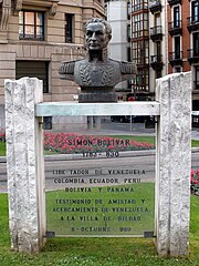 Simon Bolivarren omenezko estatua