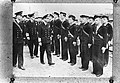 De Engelse koning George VI inspecteert een erewacht van de Royal Navy