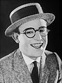 Harold Lloyd: Als Yōzos Cousinen meinen, dieser sehe mit einer Brille aus wie der beliebte US-amerikanische Komiker, besucht er im Anschluss jeden Film von Lloyd, um dessen Expressionen zu studieren (S. 50).