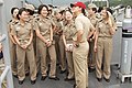 夏勤務服の兵学校女子生徒。手前は米海軍軍人。