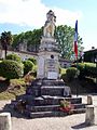 Le monument aux morts sur la place Saint-Jean (juin 2013).