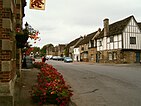 Vänster: Lacock i Wiltshire valdes ut att spela rollen som byn Meryton i TV-serien. Höger: Lyme Park i Cheshire tjänade som exteriör för TV-seriens Pemberley, Mr. Darcys gods i Derbyshire.