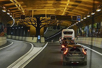 Skogen En stor ek i cortenstål som siluett