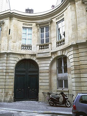 Vue du portail de l’hôtel de Bérulle construit en 1775 rue de Grenelle