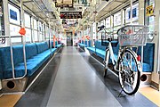 サイクルトレイン車内 オレンジ色の固定専用ベルトが設置された