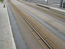 Tramway sur pneus : rail de guidage et voie. (Caen).