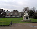 A keleti homlokzat Viktória brit királynő emlékművével