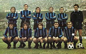 «Інтер» перед початком одного з матчів у сезоні 1973/74. Капітан команди Алессандро Маццола.