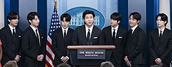 BTS Valkoisessa talossa toukokuussa 2022 Vasemmalta oikealle: V, Jungkook, Jimin, Rm, Jin, J-Hope ja Suga