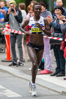 Isabellah Andersson, athlète suédoise d'origine kényane, lors du marathon de Stockholm 2013. (définition réelle 1 634 × 2 447)