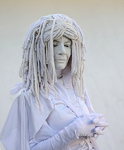 Une femme statue à Miami Beach, en Floride. (définition réelle 2 592 × 3 151)