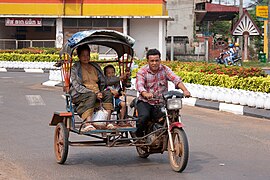 オートバイに側車をつけたタイプの三輪車