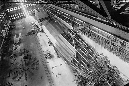 L'USS Shenandoah, ici en construction en 1923, est basé sur la structure du L-49 allemand.