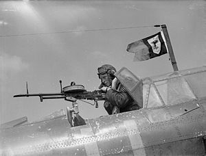 Кулеметник «Віккерс» K у хвостовій частині легкого бомбардувальника Fairey Battle