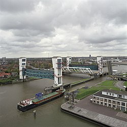 Uitsig op Krimpen aan den IJssel met stormvloedversperring