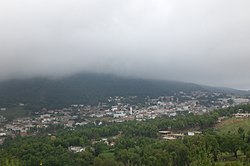 Vista de Aïn Draham num dia de nevoeiro