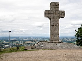 Le monument de la Croix de la Libération surplombant Autun.