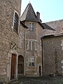 Donjon (à gauche) et tour d'escalier dans la cour d'honneur.