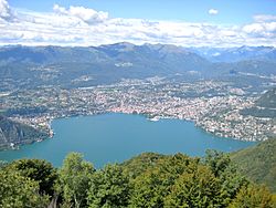 Lugano nga mali Sighignola, duke treguar gjysmëhënën e ndërtesës rreth gjirit