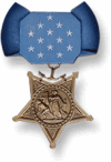 Uma fita de pescoço azul claro com uma medalha em forma de estrela dourada pendurada nela. A fita tem uma forma semelhante a uma gravata borboleta com 13 estrelas brancas no centro.