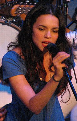 Norah Jones esiintymässä toukokuussa 2007.