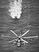 RH-53D räumt Minen, Kondensstreifen an den Rotorblattspitzen