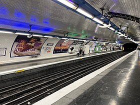 Les quais de la ligne 2, aménagés en style « Ouï-dire » bleu.