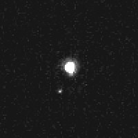 ハッブル宇宙望遠鏡が2005年1月19日に撮影したプルコヴァと衛星