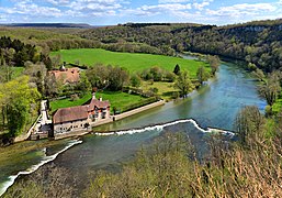 Le moulin du château de Buillon vu depuis le belvédère de Courcelles.