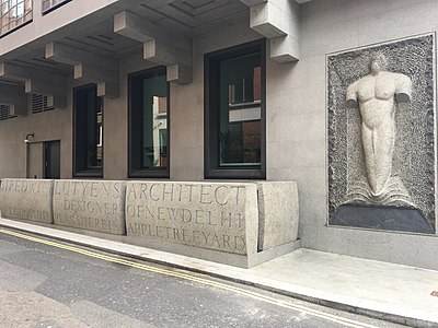 Memorial to Lutyens, Stephen Cox (2015)]]