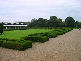 Jardín replantado con plantas típicas de la época