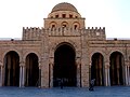 Vue de la partie centrale de la façade du portique sud. Elle est surmontée d'un mur crénelé et d'une coupole côtelée à tambour hexadécagonal, assis sur une base carrée.