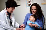 Vaccination d'un jeune enfant.