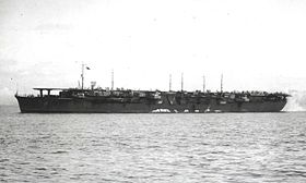 公試の為に佐世保軍港から出航中の千歳（1943年）。