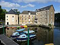 L'office du tourisme à gauche et l'ancien moulin à droite.