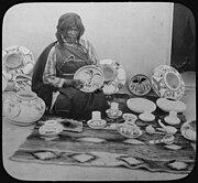 Ирис Нампејо, широм света позната хопска грнчарка са својим производима, 1900, фотографија Хенрија Пибодија