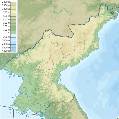 Mapa konturowa Korei Północnej, na dole po lewej znajduje się punkt z opisem „Zespół grobowców Goguryeo”, natomiast blisko dolnej krawiędzi nieco na lewo znajduje się punkt z opisem „Kaesŏng”