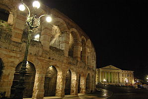 Earth Hour 2013 di amfiteater Verona Arena, Piazza Bra, Verona, Itali sebelum (kanan) dan sementara lampu jalanan dipadam.