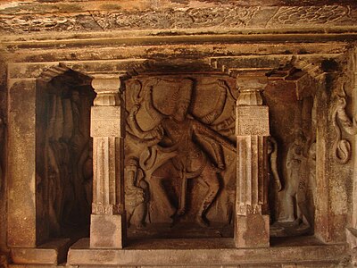 Një shenjtërore me reliev në tempullin-shpellë Ravana Phadi.